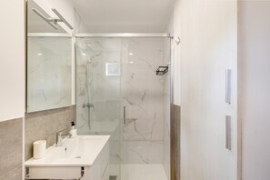 Dusch, hårtork och handdukar