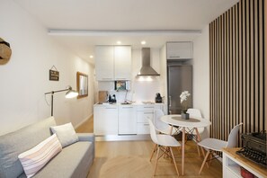 Interior - Apartment 'Bonito Apartamento En Gava Mar' with Private Terrace, Wi-Fi and Air Conditioning (Gavà)