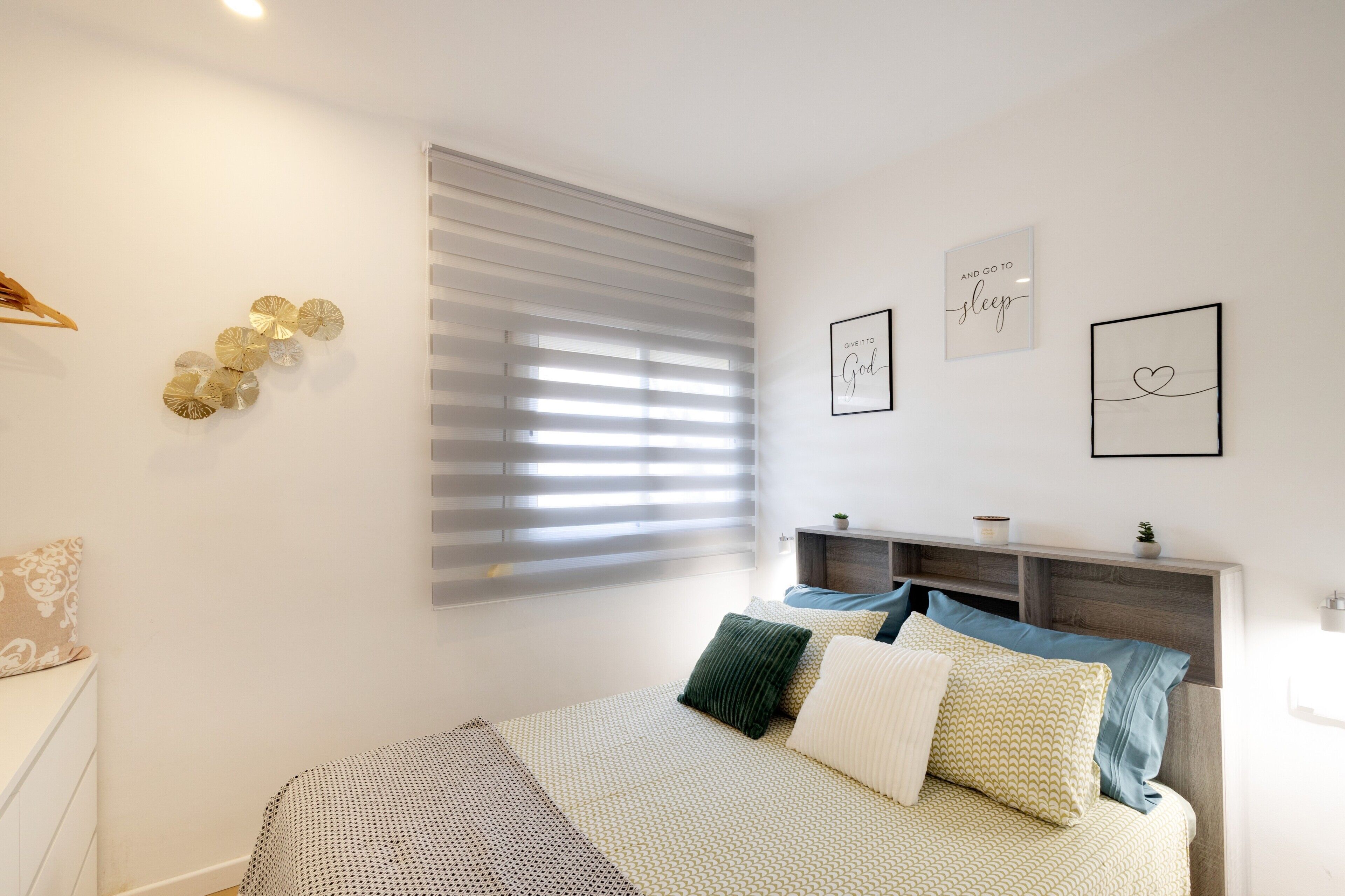 1 habitación, tabla de planchar con plancha, wifi gratis y ropa de cama 