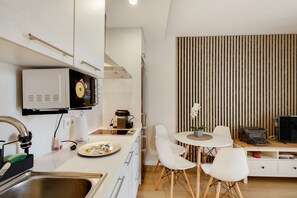 Refrigerador, microondas, lavavajillas y cafetera y tetera 
