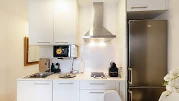 Refrigerador, microondas, lavavajillas y cafetera y tetera