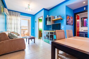 TV - Apartment 'Neptuno' with Sea View, Wi-Fi and Air Conditioning (oropesa del mar)