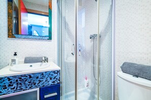 Douche, serviettes fournies