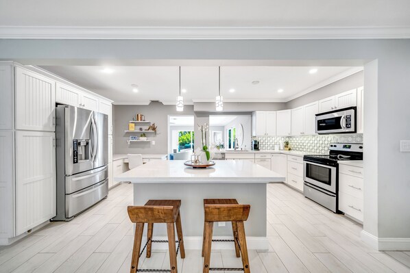 Fridge, microwave, oven, stovetop - Pool+Bikes+BBQ! Tropical Getaway & Close To Beach! (Pompano Beach)