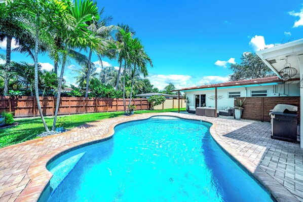 Una piscina al aire libre