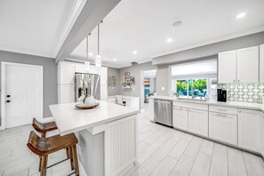 Fridge, microwave, oven, stovetop - Pool+Bikes+BBQ! Tropical Getaway & Close To Beach! (Pompano Beach)