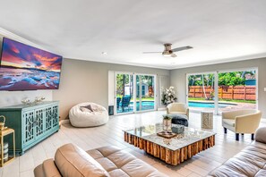 Smart TV - Pool+Bikes+BBQ! Tropical Getaway & Close To Beach! (Pompano Beach)