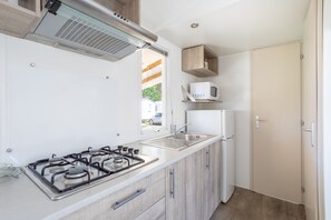 Kjøleskap, mikrobølgeovn, kokeplater og kaffetrakter/tekoker