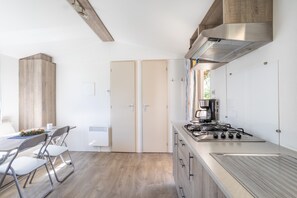 Kjøleskap, mikrobølgeovn, kokeplater og kaffetrakter/tekoker