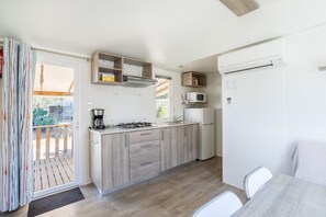 Kühlschrank, Mikrowelle, Herdplatte, Wasserkocher mit Kaffee-/Teezubehör