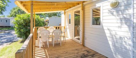 屋外ダイニングエリア