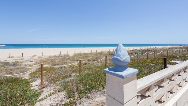 A beach view with a fence, a stone balustrade, and a clear sky. - Apartment 'La Paz De Xinxilla' with Sea Views, Wi-Fi and Air Conditioning (Dénia)
