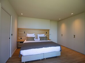 6 bedrooms, desk, iron/ironing board, travel cot