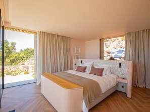 6 bedrooms, desk, iron/ironing board, travel crib