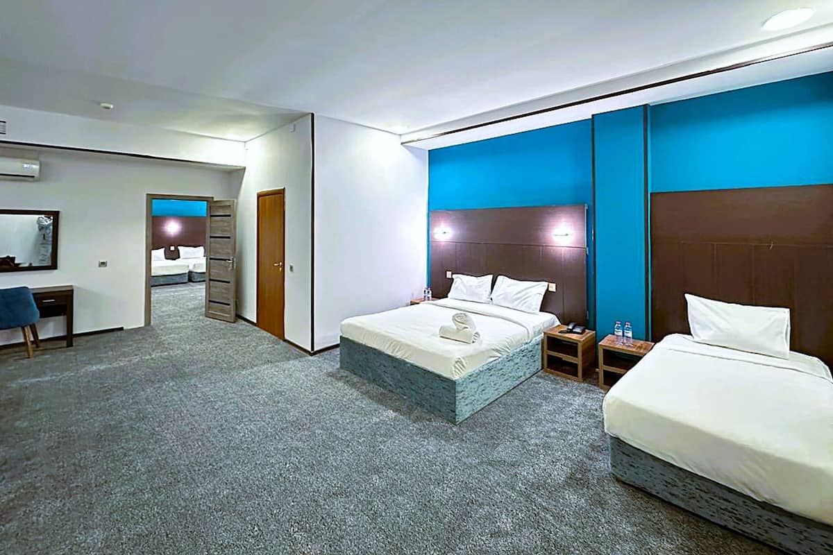1 bedroom, Egyptian cotton sheets, premium bedding, down comforters