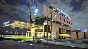 Un hotel de diseño moderno, con un gran letrero iluminado que dice Crossway Hotel y otro que indica Baku Crossway.