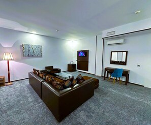 36 inci televisyen LCD dengan saluran TV premium, pendiangan 