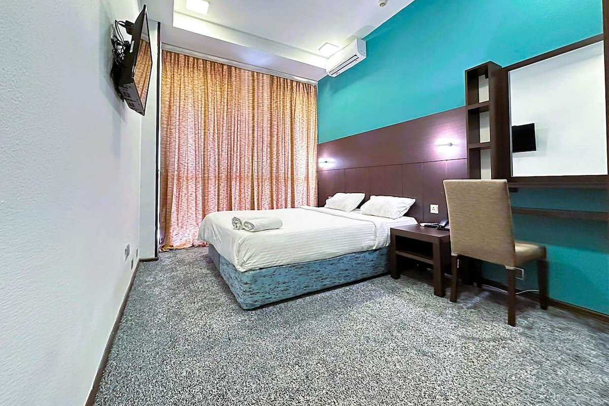 1 bedroom, Egyptian cotton sheets, premium bedding, down comforters