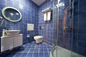 Shower, rainfall showerhead, free toiletries, hair dryer - Crossway Hotel (Baku)