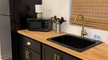 Réfrigérateur, micro-ondes, lave-vaisselle, cafetière/bouilloire