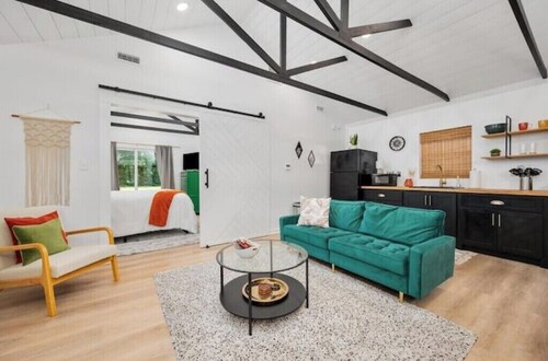 Hummingbird Hideaway- private self-check -Wi-Fi