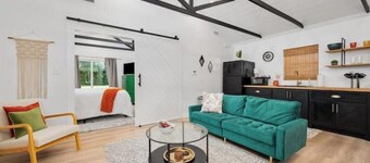 Hummingbird Hideaway- private self-check -Wi-Fi