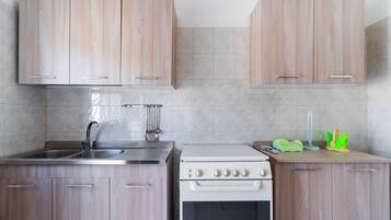 Kühlschrank, Ofen, Herdplatte, Wasserkocher mit Kaffee-/Teezubehör