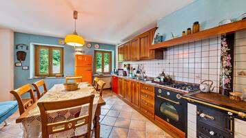 雪櫃、微波爐、焗爐、爐具