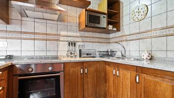 Een magnetron, een oven, een kookplaat, een vaatwasser