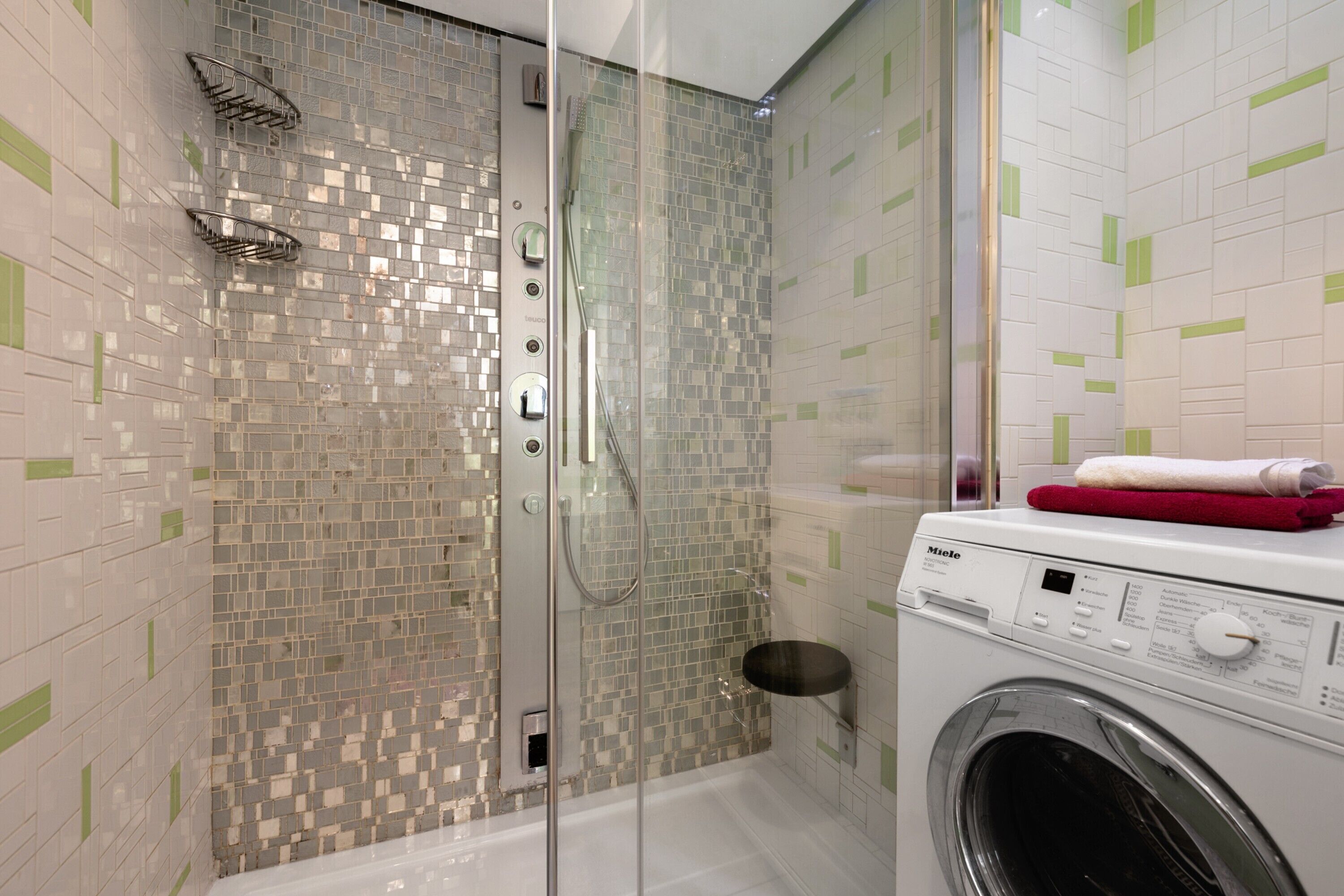 Een douche, gratis toiletartikelen, een haardroger, handdoeken
