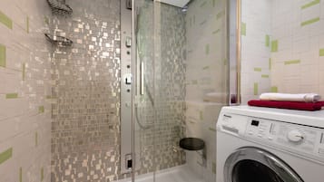 Een douche, gratis toiletartikelen, een haardroger, handdoeken