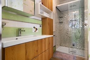 Dusche, kostenlose Toilettenartikel, Haartrockner, Handtücher