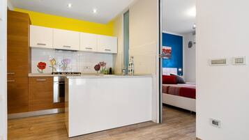 KĂŒhlschrank, Mikrowelle, Ofen, Herdplatte