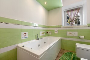 Regadera, amenidades de baño gratuitas, secadora de cabello, toallas 