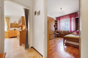 2 bedrooms, iron/ironing board, free WiFi, bed sheets