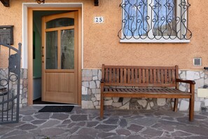 Exterior detail - Apartment 'La Casa Di Nonna Elena Piano Primo' with Mountain View, Private Garden and Wi-Fi (Sella giudicarie)