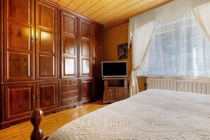 2 bedrooms, iron/ironing board, free WiFi, bed sheets - Apartment 'La Casa Di Nonna Elena Piano Primo' with Mountain View, Private Garden and Wi-Fi (Sella giudicarie)