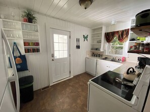 冷蔵庫、電子レンジ、オーブン、コンロ