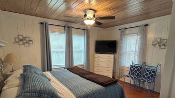 3 bedrooms, desk, iron/ironing board, WiFi