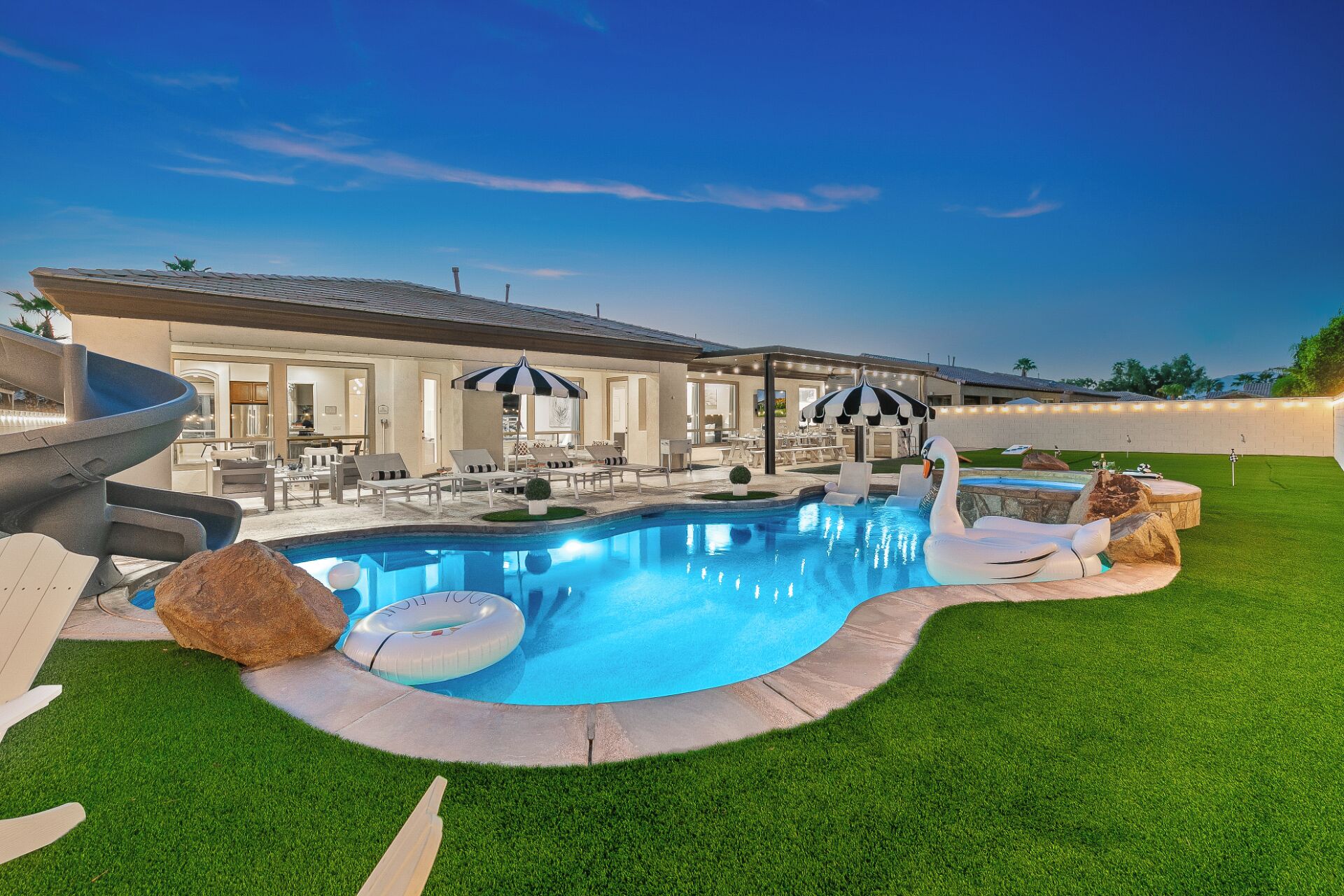 Een buitenzwembad en een verwarmd zwembad