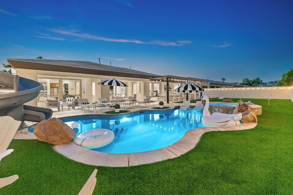 Una piscina al aire libre, una piscina climatizada