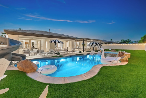 Una piscina al aire libre, una piscina climatizada