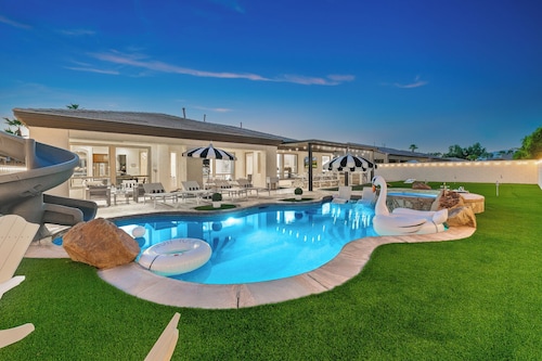 Incredible gameroom, putting green, bocce, slide, pickleball , large estate