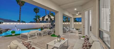 Una piscina al aire libre, una piscina climatizada