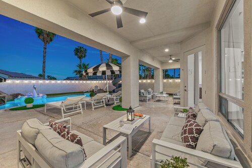 Incredible gameroom, putting green, bocce, slide, pickleball , large estate