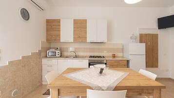 Een koelkast, een magnetron, een oven, een kookplaat