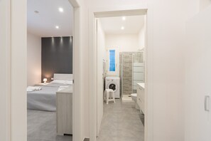 シャワー、ヘアドライヤー、タオル