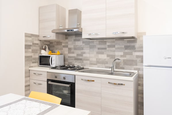 Fridge, microwave, oven, stovetop