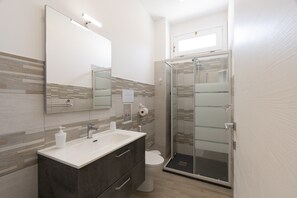 Douche, sèche-cheveux, serviettes fournies