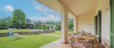 Outdoor dining